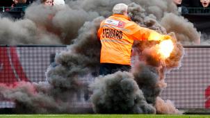 <p>Der Job des Stewards bei einem Fußballspiel birgt durchaus seine Risiken.</p>