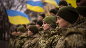 <p>Soldaten der ukrainischen Armee stehen aufgereit für ein Foto während sie den Tag der Einheit in der Ukraine feiern.</p>