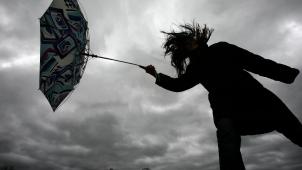 <p>An der Küste wird mit Orkanböen von bis zu 150 km/h gerechnet.</p>