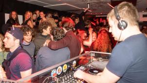 <p>Im Genter Rausgeviertel Overpoort wurde in der Nacht von Donnerstag auf Freitag bereits ausgelassen gefeiert.</p>