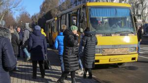 <p>Menschen versammeln sich in Donezk vor Bussen. Wegen der Gefahr einer militärischen Eskalation in der Ostukraine haben die moskautreuen Separatisten Zivilisten zur Flucht in das Nachbarland Russland aufgefordert.</p>