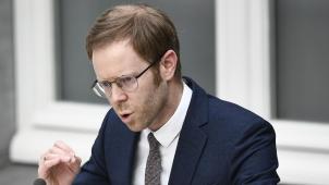 <p>Van Rompuy schlägt vor, Artikel 34 der Verfassung um einen Satz zu ergänzen, nämlich Belgien ist Mitglied der Europäischen Union.</p>