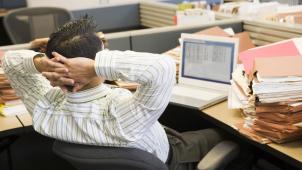 <p>Die Idee hinter der Vier-Tage-Woche ist, dass jeder Arbeitnehmer bei seinem Arbeitgeber beantragen kann, eine volle Arbeitswoche an vier statt an fünf Tagen abzuleisten.</p>