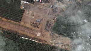 <p>Dieses von Maxar Technologies zur Verfügung gestellte Satellitenbild zeigt neue Truppen- und Ausrüst, die in ländlichen Gebieten südwestlich von Belgorod, weniger als 20 Kilometer nordwestlich der Grenze zur Ukraine, stationiert wurden.</p>
