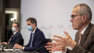 <p>Oliver Paasch, Alexander De Croo und Frank Vandenbroucke bei der Pressekonferenz nach dem Konzertierungsausschuss vom 6. Januar 2022 in Brüssel.</p>