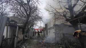 <p>Ein Feuerwehrmann ist in Mariupol inmitten von Trümmern nach dem russischen Beschuss im Einsatz.</p>