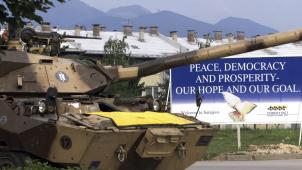 <p>Ein französischer Panzer der SFOR-Truppen Ende Juli 1999 in Sarajevo. Nach dem Zerfall des Vielvölkerstaats Jugoslawien kostet eine Serie von Kriegen auf dem Balkan in den 1990er Jahren mehr als 200.000 Menschen das Leben.</p>