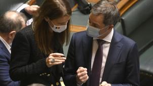 <p>Premier De Croo und Außenministerin Wilmès im Kammerplenum.</p>