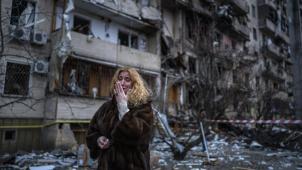 <p>Natali Sewriukowa bricht neben einem Haus, das bei einem Raketenangriff auf Kiew zerstört wurde, in Tränen aus: Russische Truppen haben am Donnerstag den erwarteten Angriff auf die Ukraine gestartet.</p>