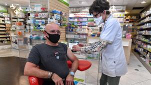 <p>Corona-Impfung durch eine Apothekerin im südfranzösischen Nizza.</p>