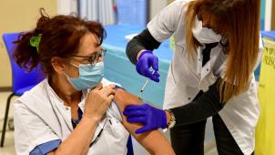 <p>Eine Krankenpflegerin wird geimpft.</p>