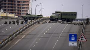<p>Ukrainische Soldaten beziehen Stellung auf einer Brücke in Kiew: Die russische Armee ist bei ihrem Angriffskrieg gegen die Ukraine bis in die Hauptstadt Kiew vorgedrungen.</p>