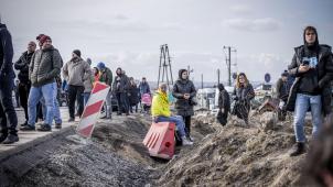 <p>Angehörige und Freunde warten auf Geflüchtete aus der Ukraine nach ihrem Grenzübertritt von Schehyni in der Ukraine nach Medyka in Polen: Zahlreiche Ukrainer verlassen nach Militäraktionen Russlands auf ukrainischem Staatsgebiet das Land.</p>