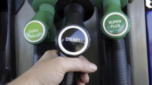 <p>Autofahrer, die ihr Fahrzeug mit Diesel befüllen, müssen hierzulande künftiger tiefer in die Tasche greifen.</p>