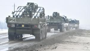 <p>as von der staatlichen russischen Nachrichtenagentur Sputnik veröffentlichte Bild zeigt russische Militärfahrzeuge, die mit militärischer Ausrüstung beladen sind und entlang einer Straße nahe der Grenze zur Ukraine in der Region Belgorod fahren.</p>