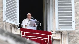 <p>Papst Franziskus spricht sein Angelus-Gebet aus dem Fenster seines Arbeitszimmers mit Blick auf den Petersplatz im Vatikan, 27. Februar 2022</p>