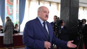 <p>Der belarussische Präsident Alexander Lukaschenko habe der Ukraine zugesichert, dass alle in Belarus stationierten Flugzeuge, Hubschrauber und Raketen während der Anreise der ukrainischen Delegation am Boden blieben.</p>