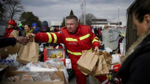 <p>Ein Mitarbeiter des Mobilen Rettungsdienstes Smurd (Mobile Emergency Service for Resuscitation and Extrication) verteilt an der rumänisch-ukrainischen Grenze Taschen mit Lebensmitteln an Flüchtlinge, die vor dem Konflikt im Nachbarland der Ukraine geflohen sind. Wegen des russischen Angriffs auf die Ukraine sind nach Angaben des UN-Flüchtlingshilfswerks (UNHCR) etwa 368.000 Menschen auf der Flucht.</p>