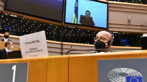 <p>Der EU-Ratspräsident Charles Michel (rechts) hört dem ukrainischen Präsidenten Wolodymyr Selenskyj zu, der während einer Sondersitzung des Europäischen Parlaments in Brüssel per Videokonferenz auf einem Bildschirm zugeschaltet wurde.</p>