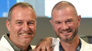 <p>Professor Tom Vanden Berghe - hier mit seinem Bruder Wim (links) zu sehen - hat das Projekt geleitet.</p>
