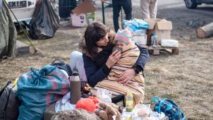 <p>Flüchtlinge aus der Ukraine machen Pause an der polnisch-ukrainischen Grenze.</p>