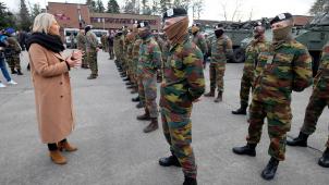 <p>Verteidigungsministerin Dedonder (l.) spricht in der Kaserne von Marche-en-Famenne zu den Soldaten, die diese Woche nach Rumänien verlegt werden.</p>