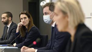 <p>Asyl-Staatssekretär Sammy Mahdi, Außenministerin Sophie Wilmès, Premier Alexander De Croo und Verteidigungsministerin Ludivine Dedonder (v.l.n.r.) bei einer gemeinsamen Pressekonferenz am Dienstag zur Lasge in der Ukraine.</p>
