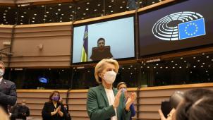 <p>Wie hier im Europaparlement in Brüssel gab es auch im Kongress in Washington warmen Applaus für die tapferen Ukrainer. Für mehr reicht es nicht: Russland wird zwar marginalisiert, die Ukraine wird das aber nicht vor der Übermacht der Truppen Putins retten.</p>