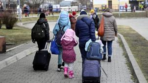 <p>Flüchtlinge aus der Ukraine kommen an einem Bahnhof im polnischen Przemysl an. Sieben Tage nach Beginn des Krieges sind rund 874.000 Menschen aus der Ukraine geflohen, und das UN-Flüchtlingshilfswerk warnte, dass die Zahl bald auf eine Million steigen könnte.</p>