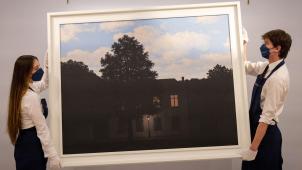 <p>Mitarbeiter des Auktionshauses mit Magritte’s Meisterwerk „L'empire des lumières“</p>