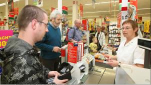 <p>Kasse eines Carrefour-Supermarktes</p>