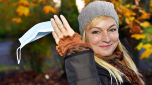 <p>Mundmaske ade? Nicht ganz, denn im Pflegesektor und öffentlichen Nahverkehr muss sie noch getragen werden.</p>