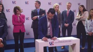 <p>Minister Antoniadis unterschreibt die Erklärung</p>