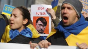 <p>Bei den Protesten in Brüssel wurde der russische Präsident Wladimir Putin mit Adolf Hitler verglichen.</p>