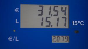 <p>Diesel kostet seit Samstag mehr als 2 Euro. Foto: belga</p>