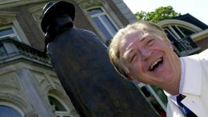 <p>Jean-Michel Folon im Jahr 2001 und seine Skulptur „Quelqu’un“ vor dem Sitz der wallonischen Regierung in Namur.</p>