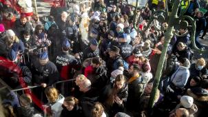 <p>An zwei aufeinanderfolgenden Tagen zählte die Brüsseler Polizei vor dem Aufnahmezentrum jeweils 1.500 bis 2.000 wartende Flüchtlinge.</p>