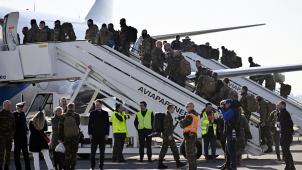 <p>Die belgischen Soldaten besteigen die Maschine Richtung Rumänien.</p>