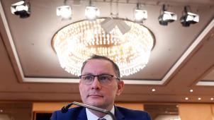 <p>Tino Chrupalla, Vorsitzender der AfD, wartet im sogenannten „Kristallsaal“ der Kölner Messe, der für das Verfahren zu einem Gerichtssaal umgewandelt wurde.</p>