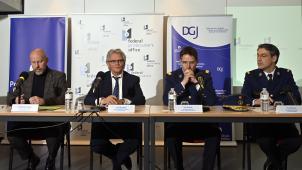 <p>Sie stellten die Ergebnisse der Ermittlungen in Zusammenhang mit Sky ECC vor: Prokurator Franky De Keyzer, der stellv. föderale Prokurator Eric Bisschop sowie Eric Snoeck und Yve Driesen von der Gerichtspolizei (v.l.n.r).</p>