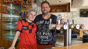<p>Michael Duveau ist neuer Wirt im Café „Time Out“ an der Klötzerbahn. Seine Partnerin Alyssa Keutgen arbeitet im Service. Foto: David Hagemann</p>