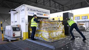 <p>Corona-Impfstoffe werden am Brüsseler Flughafen verfrachtet.</p>