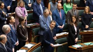 <p>Premier De Croo (vorne, Mitte) bei seiner Ansprache im Kammerplenum.</p>