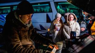 <p>Ein Freiwilliger spielt an der polnischen Grenze Klavier für Flüchtlinge. Über zwei Millionen Ukrainer sind laut Zahlen des Hohen Flüchtlingskommissars der Vereinten Nationen (UNHCR) wegen der russischen Invasion aus ihrem Land nach Europa geflohen. Das ist mit vielen Herausforderungen auch für die Politik in Belgien verbunden.</p>
