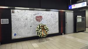 <p>Gedenktafel für die Opfer der Terroranschläge in der Brüsseler Metrostation Maelbeek</p>
