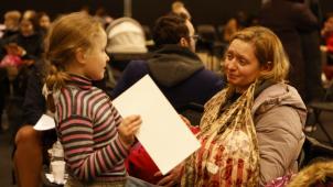 <p>Ukrainische Flüchtlinge schließen ihre Registrierung in der Brüsseler Expo ab. Das Zentrum wurde eröffnet, um Ukrainer aufzunehmen, die nach der russischen Invasion aus ihrem Land fliehen.</p>