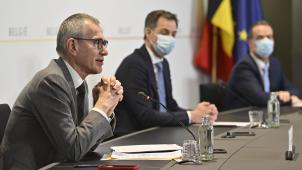 <p>Frank Vandenbroucke, Alexander De Croo und Oliver Paasch während der Pressekonferenz zum Konzertierungsausschuss am 4. März.</p>