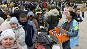 <p>Ukrainische Flüchtlinge warten vor dem Brüsseler Registrierungszentrum auf dem Heyselgelände.</p>