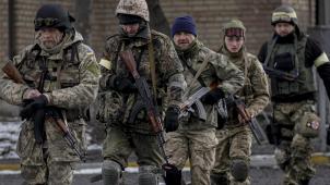 <p>Ukrainische Soldaten marschieren durch Irpin.</p>