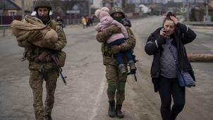 <p>Ukrainische Soldaten helfen einer fliehenden Familie in den Außenbezirken von Kiew.</p>